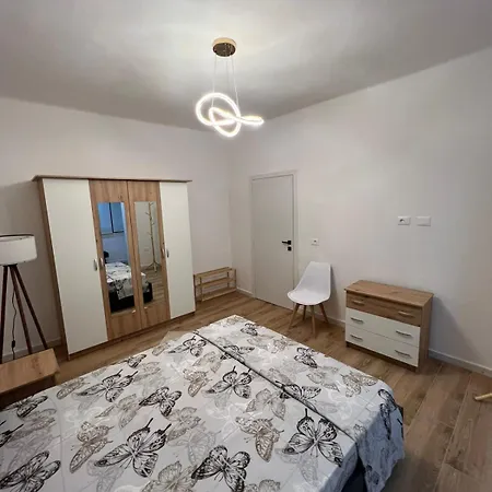 E&b Cosy 2 티라나